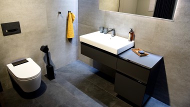 Minimalistisk utrykk med sort krom på badet