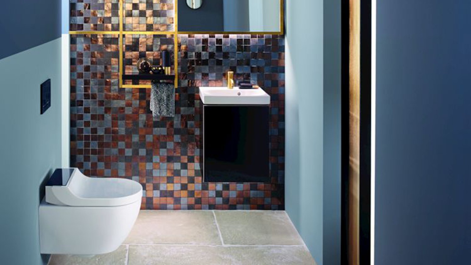 Gull og kobber toner tilfører varmetil dette gjestebadet