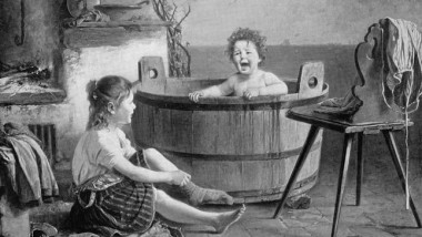 Barn bader i badestamp