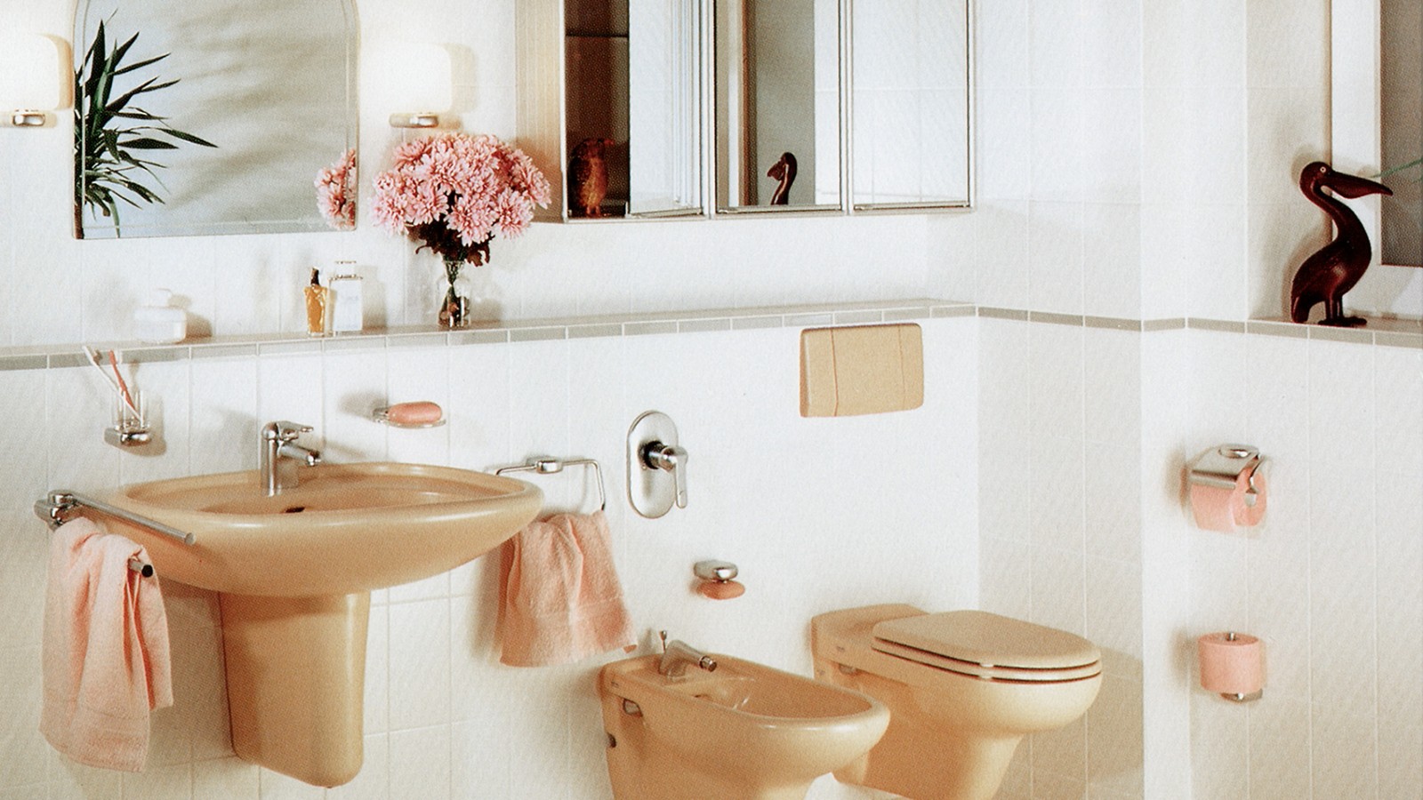 Farget keramikk og betjeningsplater – og dessuten vegghengende toaletter – var siste skrik på 70-tallet