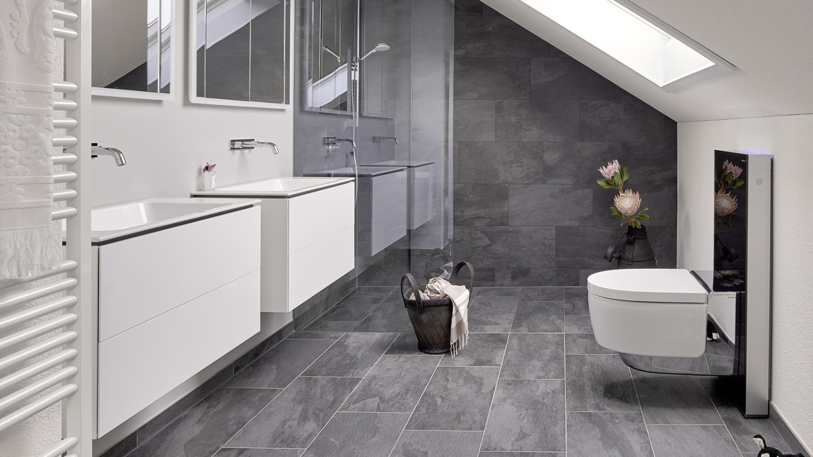 Baderom med skråtak og produkter fra Geberit ONE baderomsserien og Geberit AquaClean med Monolith Baderom med skråtak og produkter fra Geberit ONE baderomsserien og Geberit AquaClean med Monolith