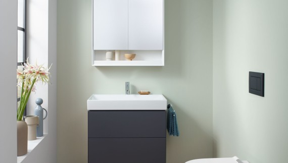 Gjestetoalett med vegghengt toalett, speilskap og servantskap fra Geberit ONE baderomsserien