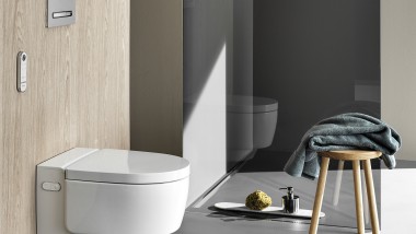 Geberit AquaClean Mera Comfort dusjtoalett med fjernkontroll og Sigma50 betjeningsplate (© Geberit)