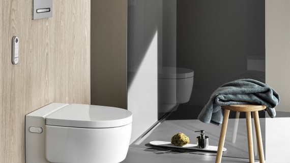 Geberit AquaClean Mera Comfort dusjtoalett med fjernkontroll og Sigma50 betjeningsplate (© Geberit) Geberit AquaClean Mera Comfort dusjtoalett med fjernkontroll og Sigma50 betjeningsplate (© Geberit)