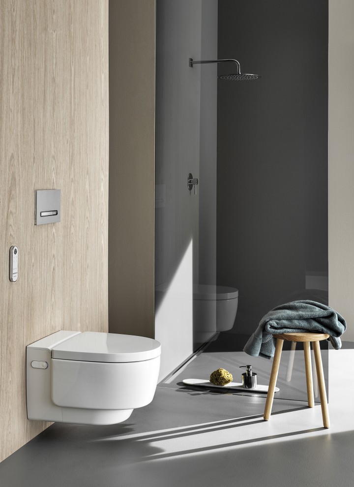 Geberit AquaClean Mera Comfort dusjtoalett med betjeningsplate Sigma50 (© Geberit)