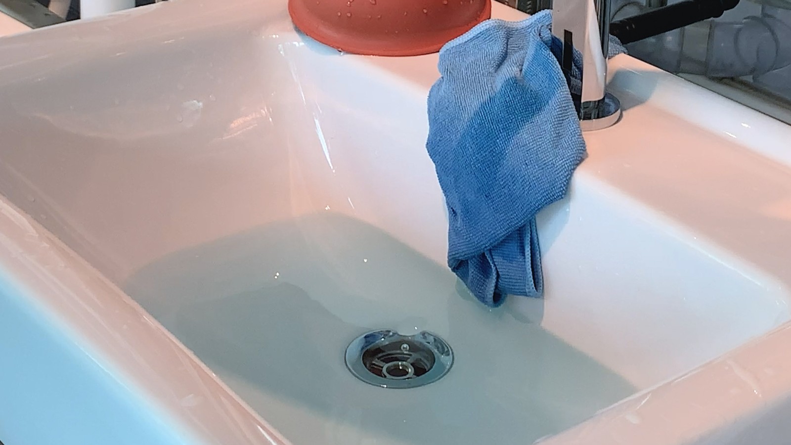 Vannet renner ut av servanten