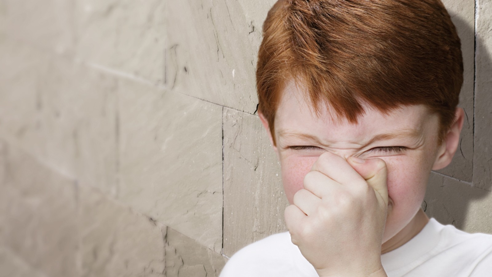 Gutten holder seg for nesen Gutten holder seg for nesen