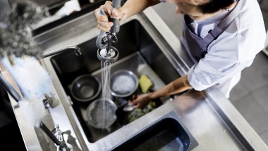 Avløpssystemet Geberit Silent-PP kan brukes i storkjøkken for å lede bort spillvann med innhold av olje og fett via en fettutskiller (© Shutterstock).