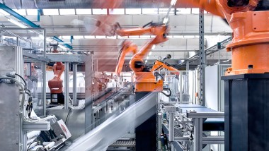 Robotarmer på samlebåndet i produksjonshallen for Geberit skjulte sisterner (© Geberit)