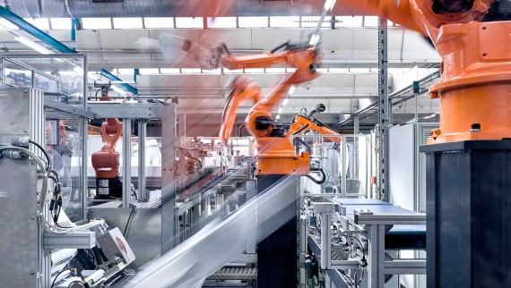 Robotarmer på samlebåndet i produksjonshallen for Geberit skjulte sisterner (© Geberit) Robotarmer på samlebåndet i produksjonshallen for Geberit skjulte sisterner (© Geberit)