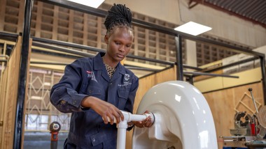 Utdannet rørlegger fra yrkesopplæringsprogrammet til Hilti Foundation og Geberit i Kenya (©Patrick Meinhardt / GGImages / Hilti Foundation)