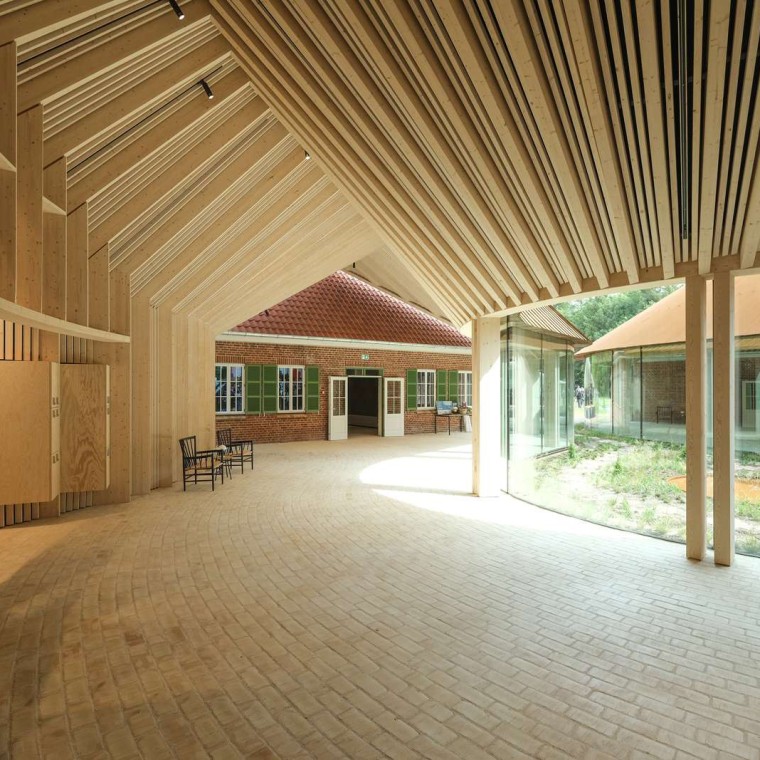 80 000 gule mursteiner pryder museumsgulvet, som her inne i den hvelvede forbindelsesfløyen (© R_Hjortshoj) 80 000 gule mursteiner pryder museumsgulvet, som her inne i den hvelvede forbindelsesfløyen (© R_Hjortshoj)