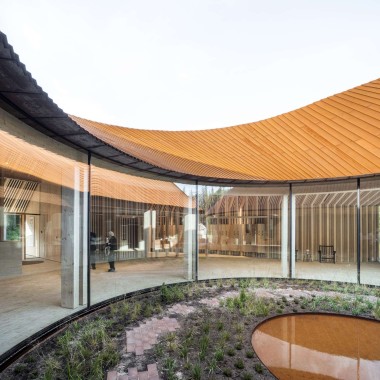 Store glassvinduer gir utsikt over det indre gårdsrommet og slipper lyset inn i museets entre (© R_Hjortshoj) Store glassvinduer gir utsikt over det indre gårdsrommet og slipper lyset inn i museets entre (© R_Hjortshoj)
