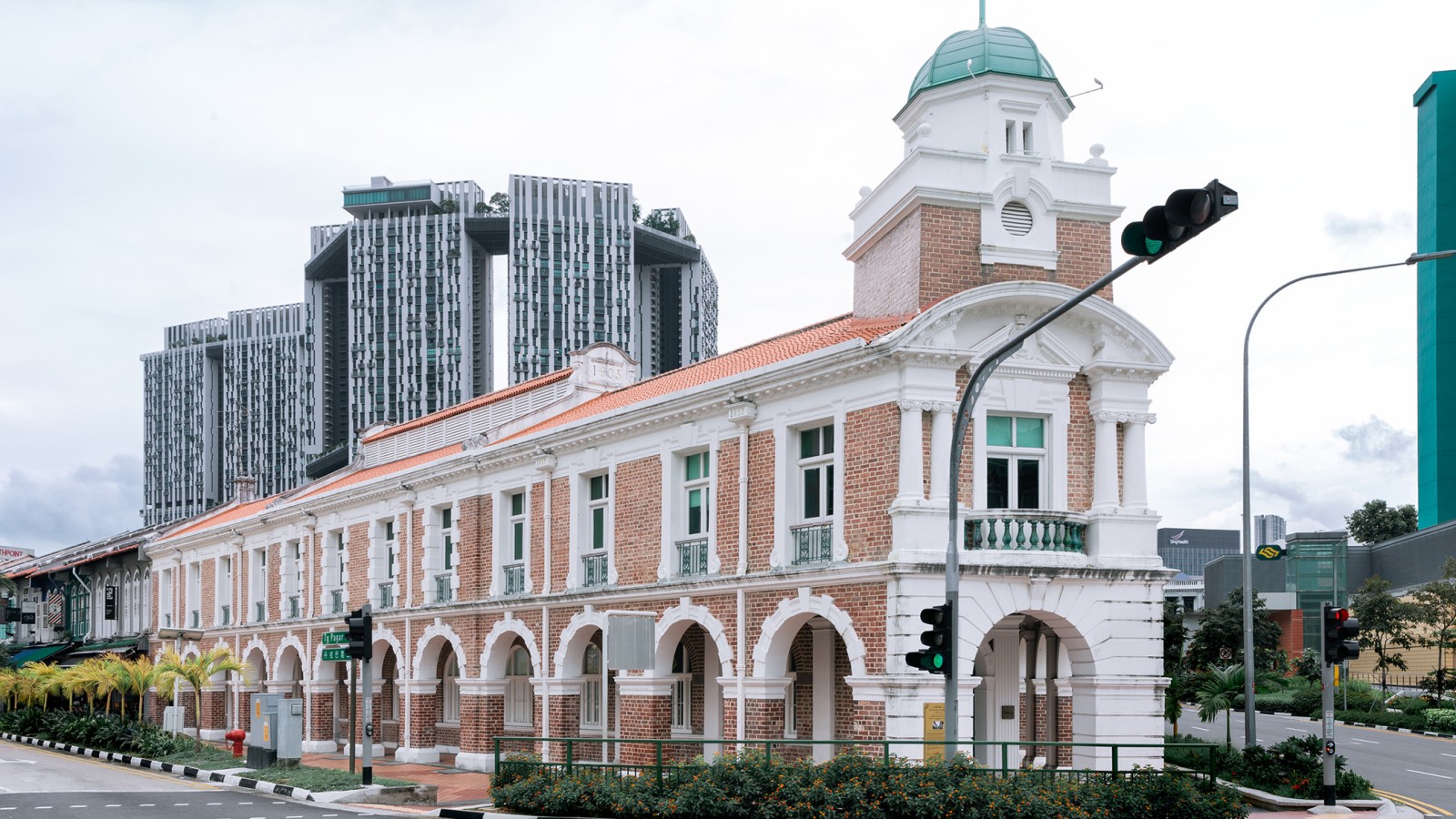 Restaurant Born ligger i Jinrikisha Station, en av de få historiske bygningene i Singapore. Den eies av skuespilleren Jackie Chan (© Owen Raggett). Restaurant Born ligger i Jinrikisha Station, en av de få historiske bygningene i Singapore. Den eies av skuespilleren Jackie Chan (© Owen Raggett).