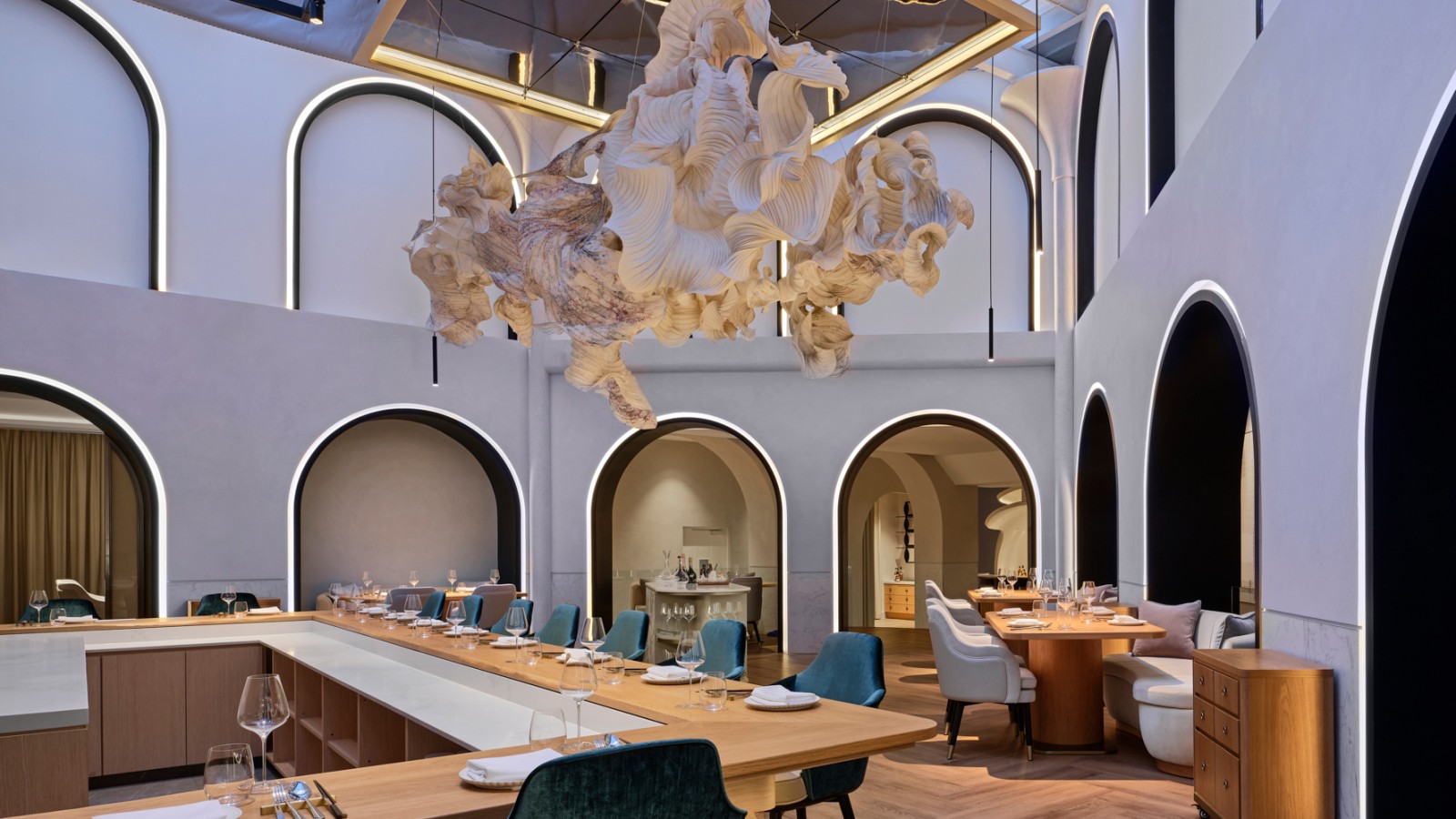 En sky av papir svever over hovedspisesalen i den nye Singapore-stjernerestauranten Born (© Owen Raggett) En sky av papir svever over hovedspisesalen i den nye Singapore-stjernerestauranten Born (© Owen Raggett)