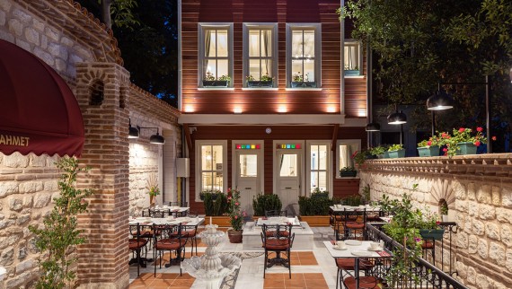 Gårdsplassen til Hotel Turkish House i Istanbul kombinerer strukturelle og dekorative elementer fra forskjellige perioder (© Hotel Turkish House) Gårdsplassen til Hotel Turkish House i Istanbul kombinerer strukturelle og dekorative elementer fra forskjellige perioder (© Hotel Turkish House)