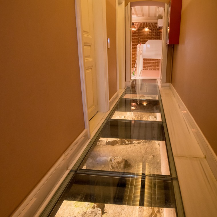 I korridorene i første etasje er de gamle restene av den tidligere palasshagemuren synlige under glassgulvplater. (© Hande Erçin) I korridorene i første etasje er de gamle restene av den tidligere palasshagemuren synlige under glassgulvplater. (© Hande Erçin)