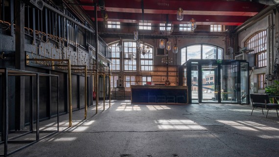 Tilbudet hos Konepaja er ekstremt mangfoldig. Barer, klubber, sports- og kulturarrangementer finner nok plass her (© Kansallis Teatteri) Tilbudet hos Konepaja er ekstremt mangfoldig. Barer, klubber, sports- og kulturarrangementer finner nok plass her (© Kansallis Teatteri)