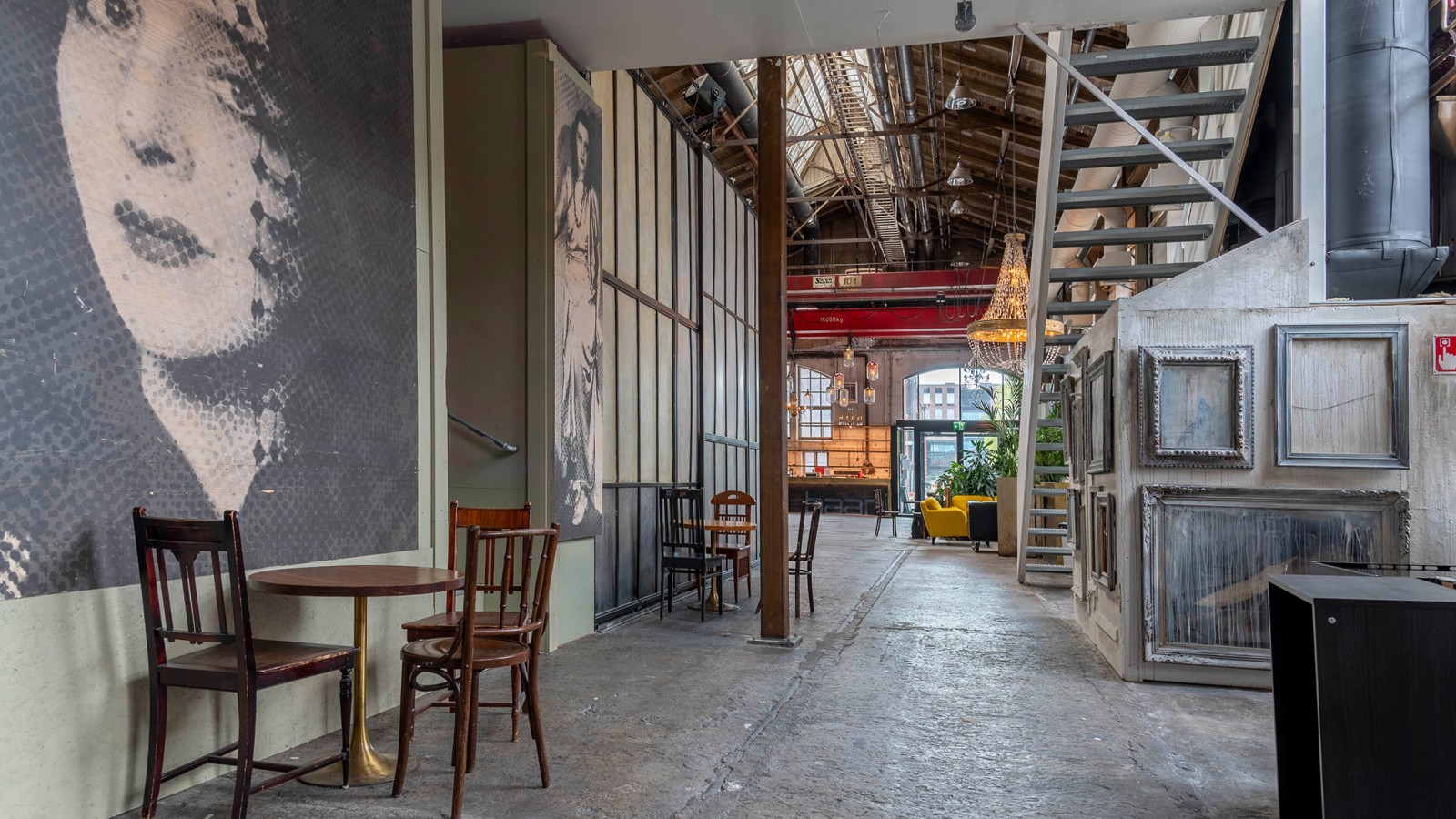 En fabrikk ble til stue (© Kansallis Teatteri) En fabrikk ble til stue (© Kansallis Teatteri)