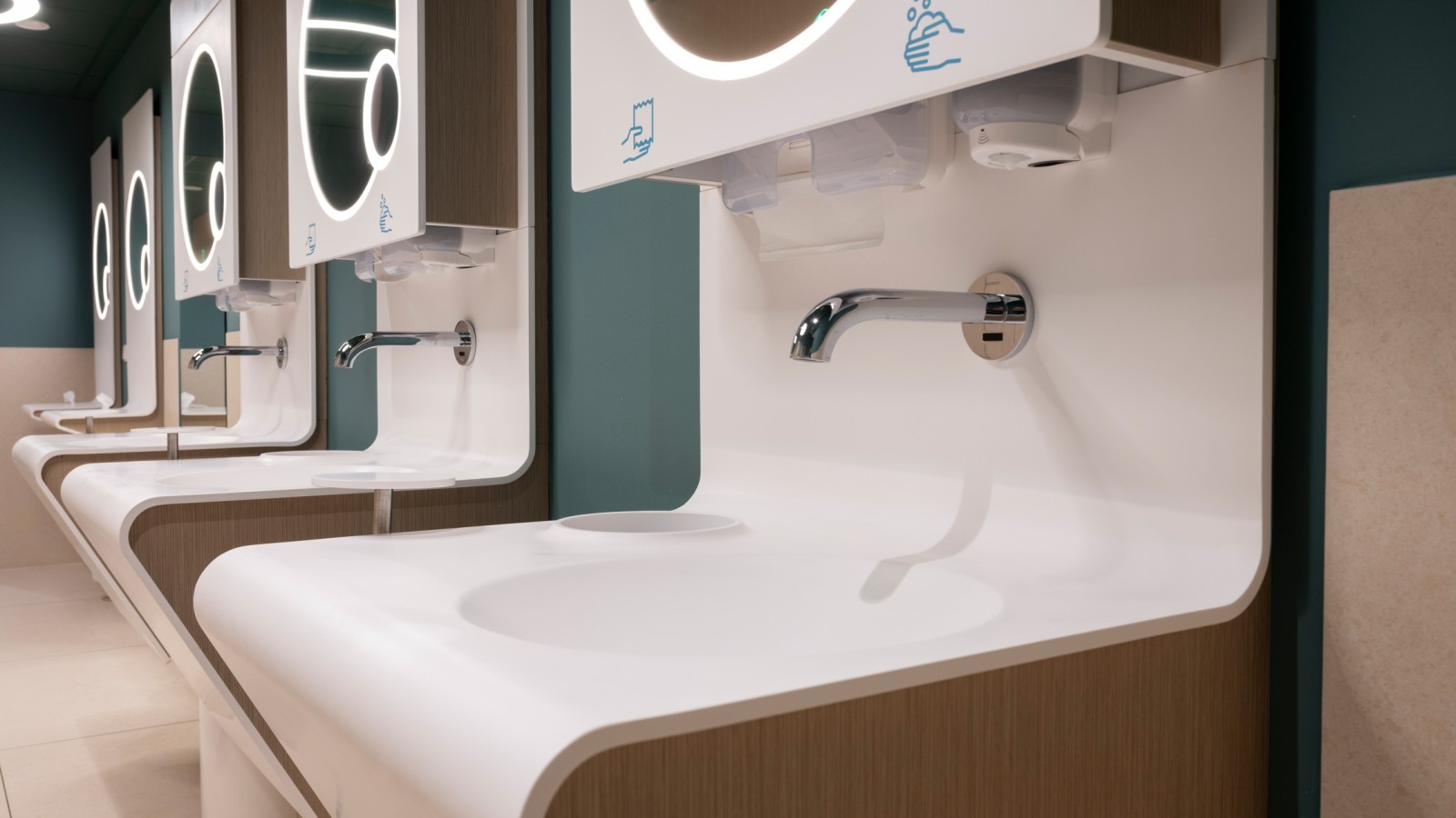 Geberit Piave servantkraner er installert på servantene (© Meike Goebel) Geberit Piave servantkraner er installert på servantene (© Meike Goebel)