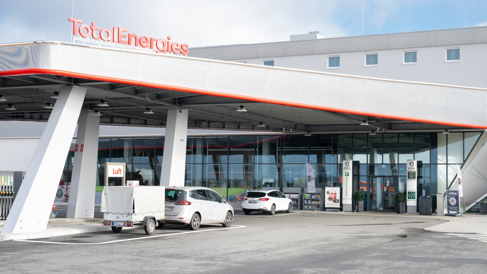 Den nye parkeringsplassen i Evendorf åpnet dørene i 2023 - og er utstyrt med et offentlig toalett fra 2theloo (© Meike Goebel) Den nye parkeringsplassen i Evendorf åpnet dørene i 2023 - og er utstyrt med et offentlig toalett fra 2theloo (© Meike Goebel)