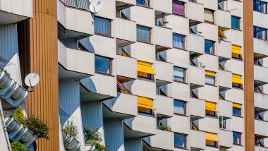 I det sosiale boligområdet Alt-Erlaa i Wien er boligtilfredsheten eksepsjonelt høy - til tross for at de bor på liten plass (© Agata Kadar - stock.adobe.com) I det sosiale boligområdet Alt-Erlaa i Wien er boligtilfredsheten eksepsjonelt høy - til tross for at de bor på liten plass (© Agata Kadar - stock.adobe.com)