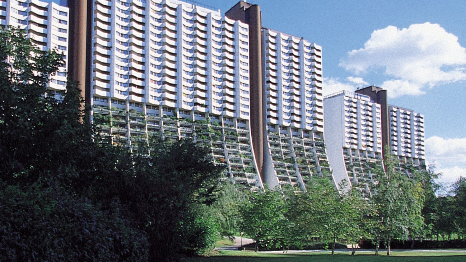 For å installere PE-rørene måtte noen av arbeiderne rappellere ned balkongen som fjellklatrere (© Gesiba) For å installere PE-rørene måtte noen av arbeiderne rappellere ned balkongen som fjellklatrere (© Gesiba)