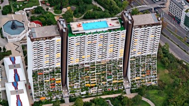 På den tiden var svømmebassengene en nyhet innen sosial boligbygging og et varemerke for arkitekten Harry Glück (© Julius Silver) På den tiden var svømmebassengene en nyhet innen sosial boligbygging og et varemerke for arkitekten Harry Glück (© Julius Silver)