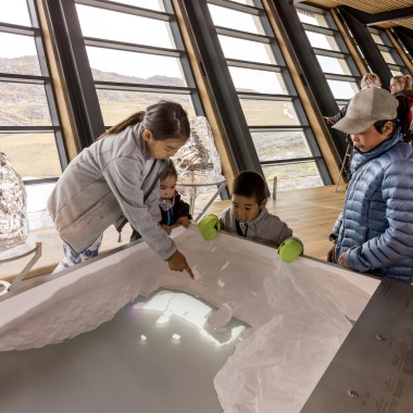Barn i utstillingen til Isfjordsenteret Ilulissat (© Adam Mørk) Barn i utstillingen til Isfjordsenteret Ilulissat (© Adam Mørk)