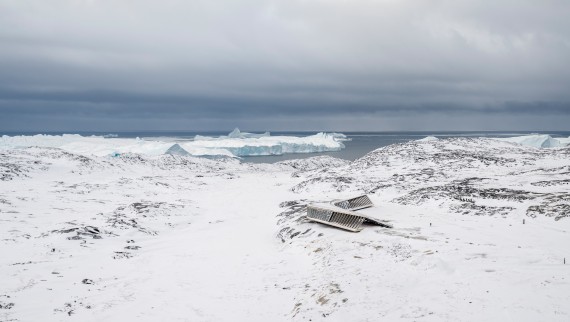 Isfjordsenteret er det eneste bygget midt i det iskalde landskapet (© Adam Mørk) Isfjordsenteret er det eneste bygget midt i det iskalde landskapet (© Adam Mørk)