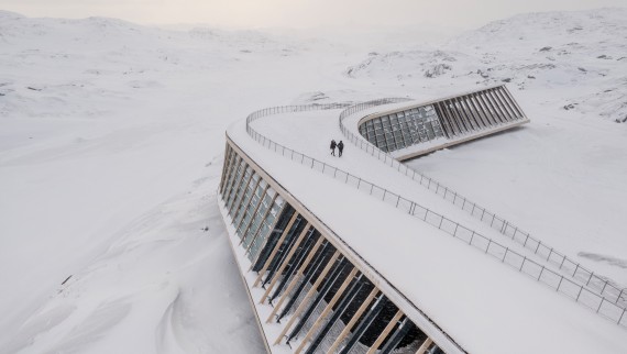 Taket på Isfjordsenteret er også en terrasse (© Adam Mørk) Taket på Isfjordsenteret er også en terrasse (© Adam Mørk)
