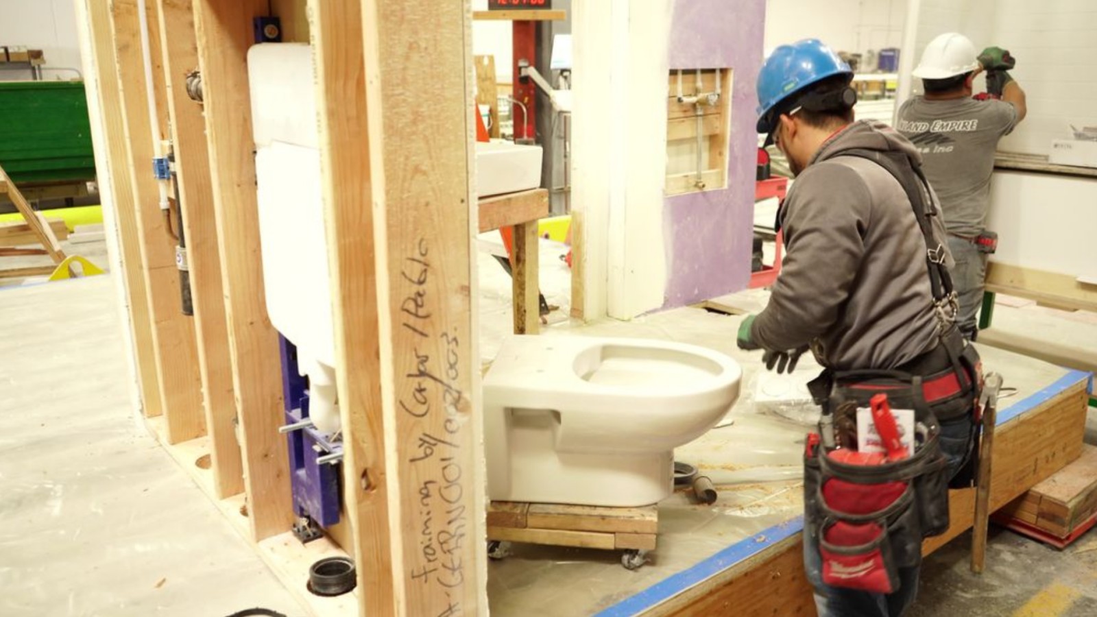 På badet benyttes plassbesparende Geberit Duofix-elementer med innebygd sisterne. (© Geberit) På badet benyttes plassbesparende Geberit Duofix-elementer med innebygd sisterne. (© Geberit)