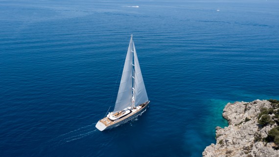 En seilyacht fra ADA Yachting-verftet i Bodrum glir gjennom Middelhavet (© ADA Yachting) En seilyacht fra ADA Yachting-verftet i Bodrum glir gjennom Middelhavet (© ADA Yachting)