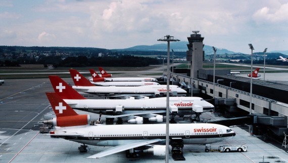 Fly fra det tidligere Swissair er parkert ved kaien til Terminal A i Zürich på 1980-tallet (© ETH-Bibliothek Zürich) Fly fra det tidligere Swissair er parkert ved kaien til Terminal A i Zürich på 1980-tallet (© ETH-Bibliothek Zürich)