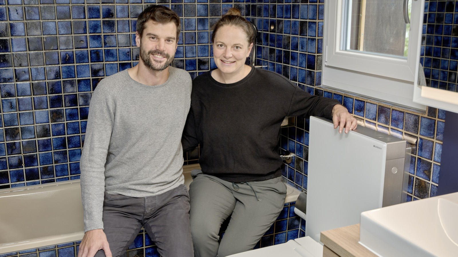 Tobias Wildbrett og Manuela Weibel er strålende fornøyde med sitt skånsomt renoverte bad – og med Geberit Monolith (© Ben Huggler)
