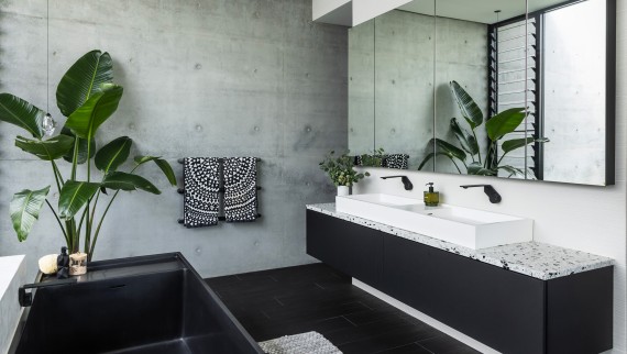 Favorittsted: badet. «Etter en hektisk dag finnes det ikke noe bedre enn å synke ned i badekaret.» (© Alyne Media) Favorittsted: badet. «Etter en hektisk dag finnes det ikke noe bedre enn å synke ned i badekaret.» (© Alyne Media)