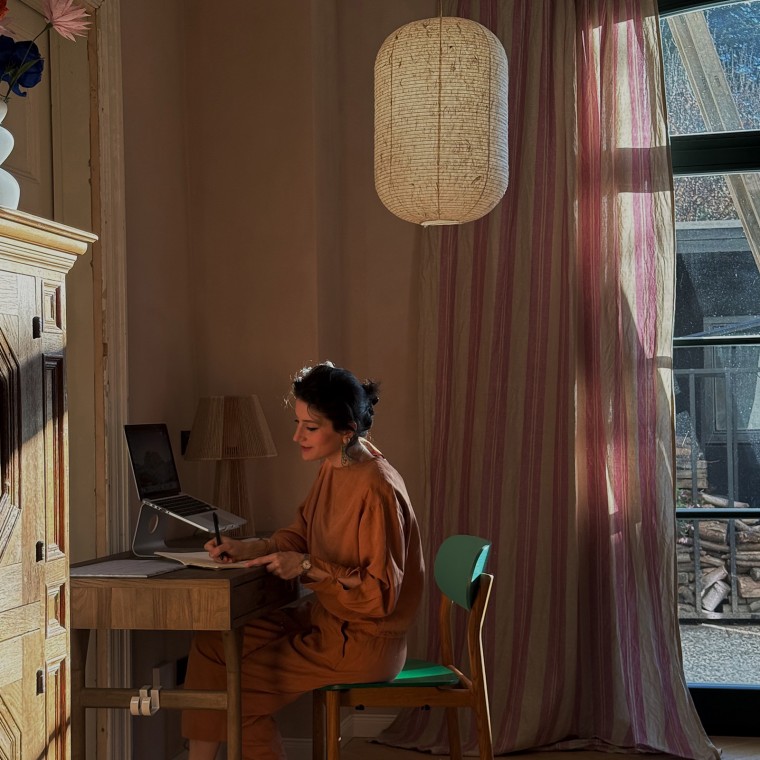 Büşra Qadir kaller sin interiørstil «fusion living», som kombinerer kulturer, stiler og farger (© Büşra Qadir) Büşra Qadir kaller sin interiørstil «fusion living», som kombinerer kulturer, stiler og farger (© Büşra Qadir)