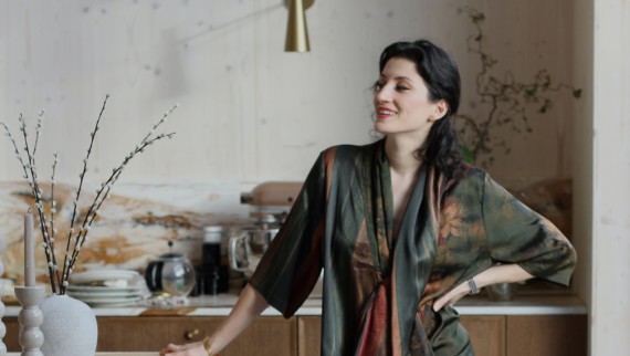 Interiørekspert og designer Büşra Qadir (© Büşra Qadir)