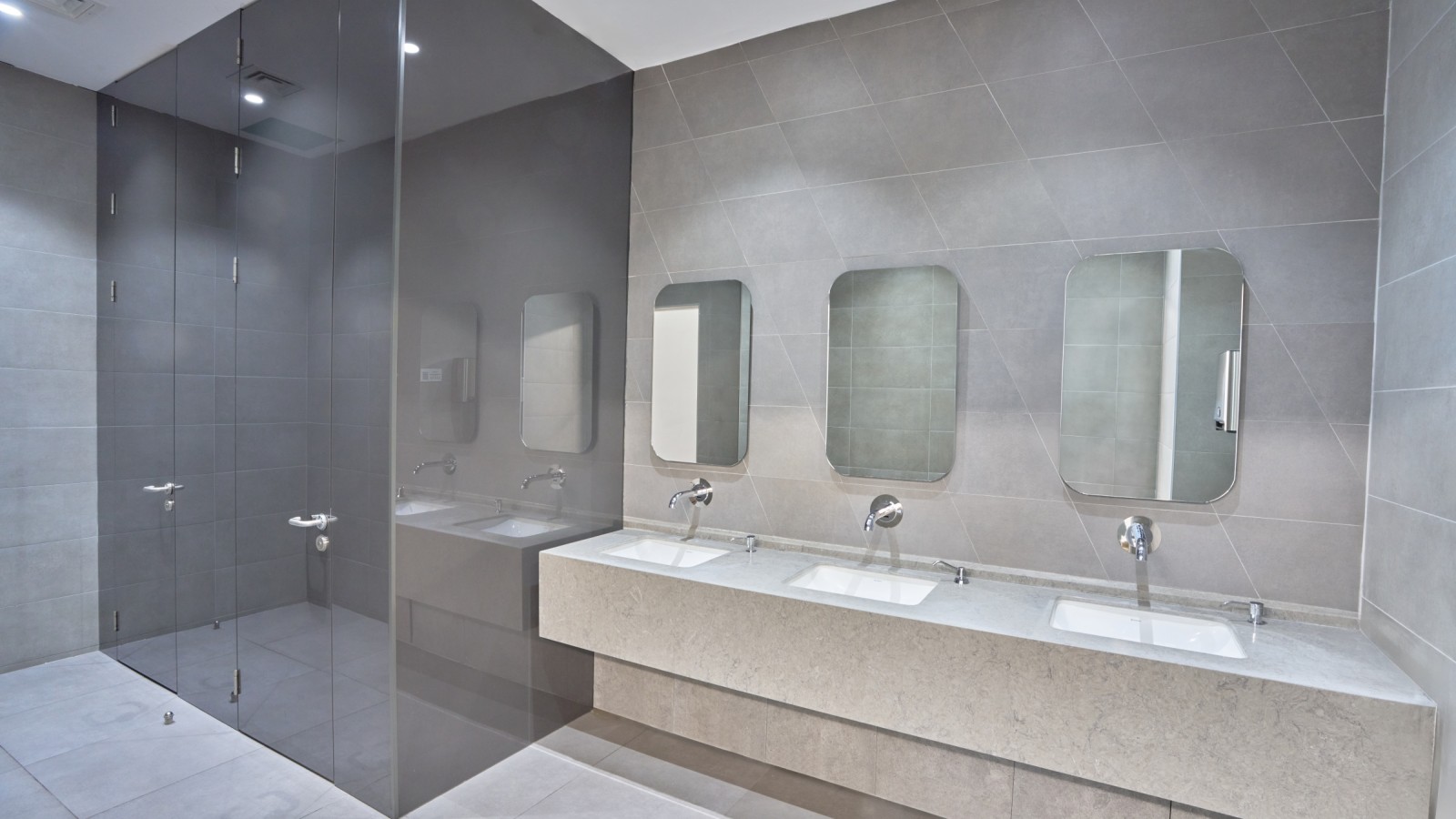 Enkelt og elegant: Geberit VariForm-servant og Piave-kraner. © Oğuzhan Kasar