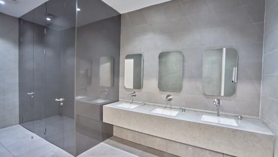 Enkelt og elegant: Geberit VariForm-servant og Piave-kraner. © Oğuzhan Kasar Enkelt og elegant: Geberit VariForm-servant og Piave-kraner. © Oğuzhan Kasar