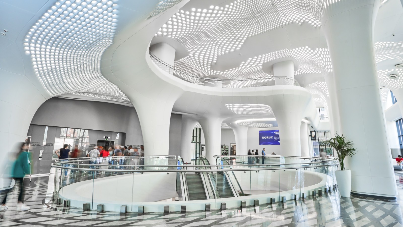 Futuristisk og badet i lys: Doruk Nilüfer-sykehuset i Bursa stoler på romslige rom og organiske former.