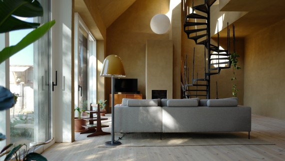 Fylt med lys: «Haus am Hof» er lyst og velkomment takket være rause glassflater (© Anna W.) Fylt med lys: «Haus am Hof» er lyst og velkomment takket være rause glassflater (© Anna W.)