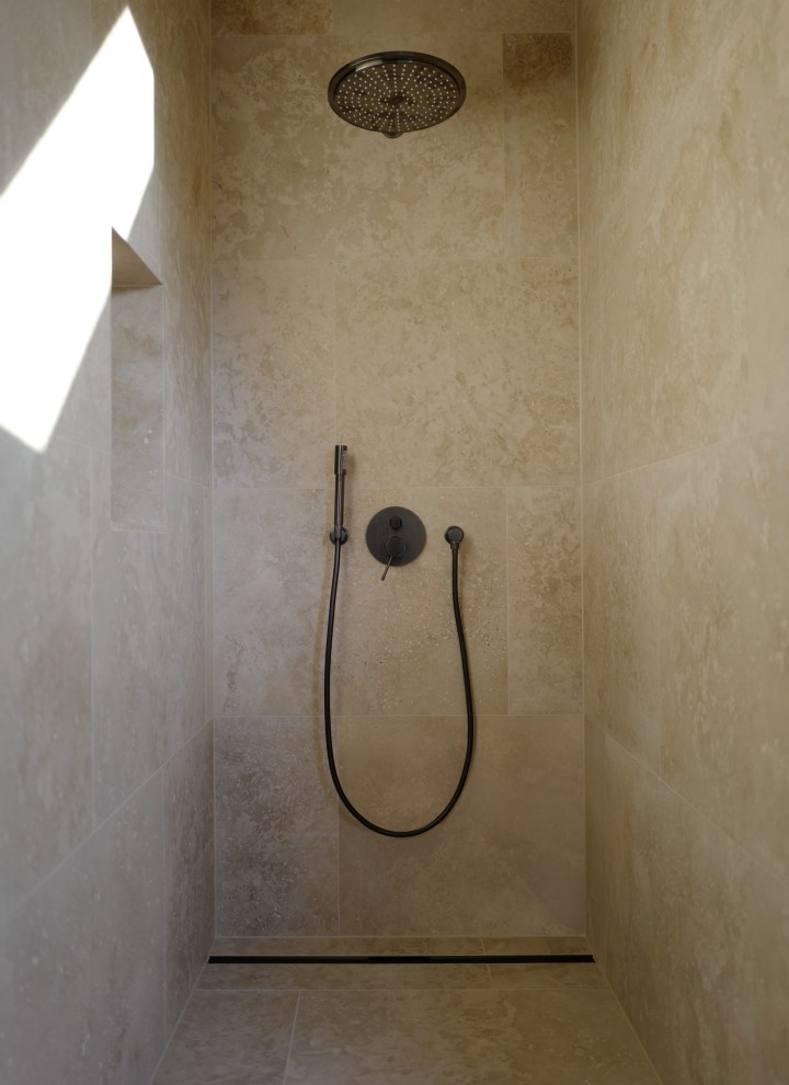 Stilren enkelhet: CleanLine80 dusjrenne i svart krom, med belegg som motvirker fingeravtrykk (© Anna W.) Stilren enkelhet: CleanLine80 dusjrenne i svart krom, med belegg som motvirker fingeravtrykk (© Anna W.)