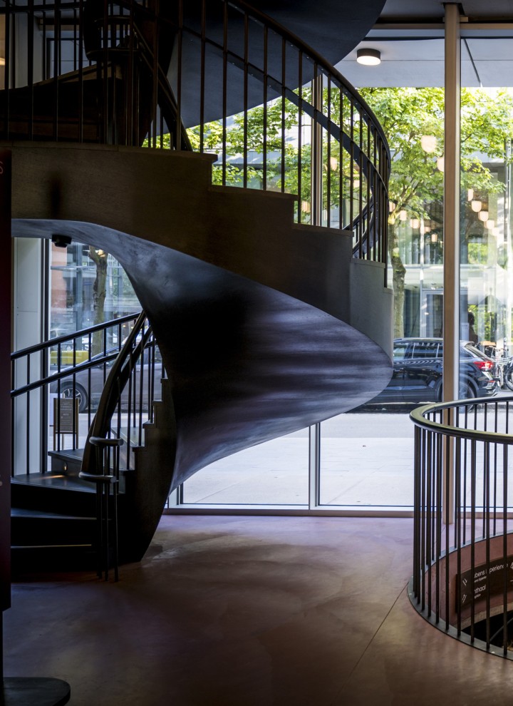 Innvendig utgjør spiraltrappene et markant designelement (© Frederik Beyens) Innvendig utgjør spiraltrappene et markant designelement (© Frederik Beyens)