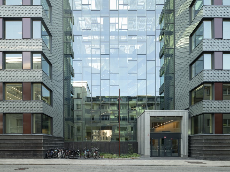 Tre tidligere separate bygningsdeler ble samlet gjennom en felles indre gårdsplass og dannet en ny helhet (© baraBild)