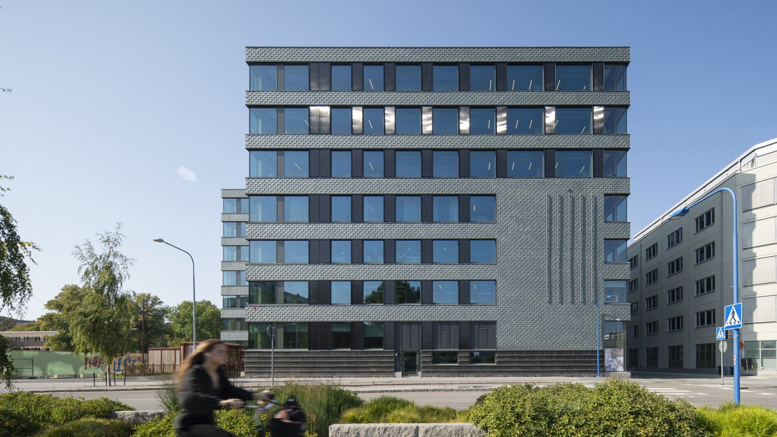 Fasaden av skifer med integrerte solcellepaneler sikrer energieffektivitet (© baraBild) Fasaden av skifer med integrerte solcellepaneler sikrer energieffektivitet (© baraBild)