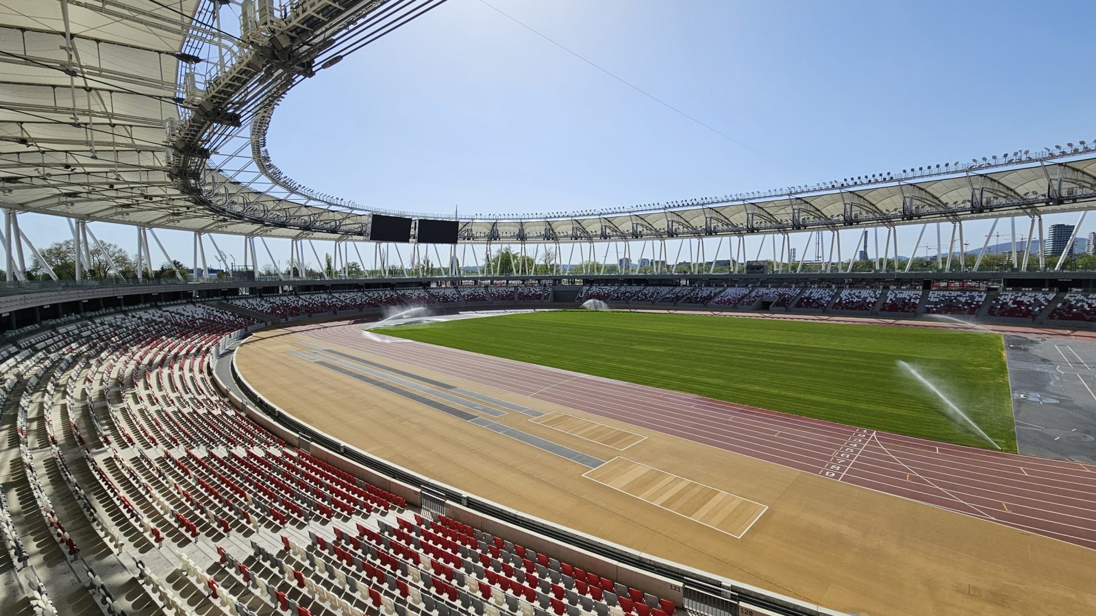 Den sentrale plassen er beregnet for store arrangementer, men halvveis opp finnes en bred løype til fri bruk (© Geberit) Den sentrale plassen er beregnet for store arrangementer, men halvveis opp finnes en bred løype til fri bruk (© Geberit)