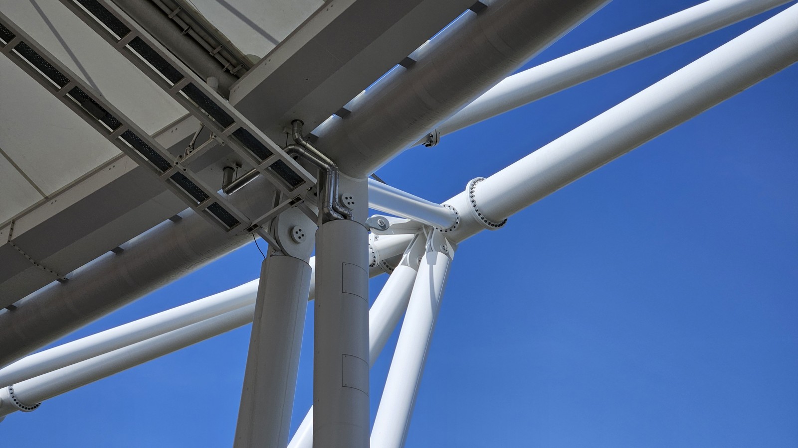 Skjult i bjelkene: Geberit Pluvia takavløpssystem er diskret integrert (© Geberit) Skjult i bjelkene: Geberit Pluvia takavløpssystem er diskret integrert (© Geberit)