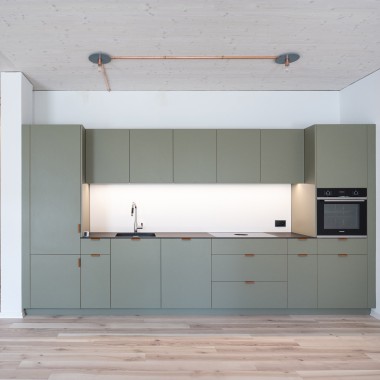 For å sikre at bygningen kan brukes fleksibelt over tid, er kablene montert på overflaten. For å sikre at bygningen kan brukes fleksibelt over tid, er kablene montert på overflaten.