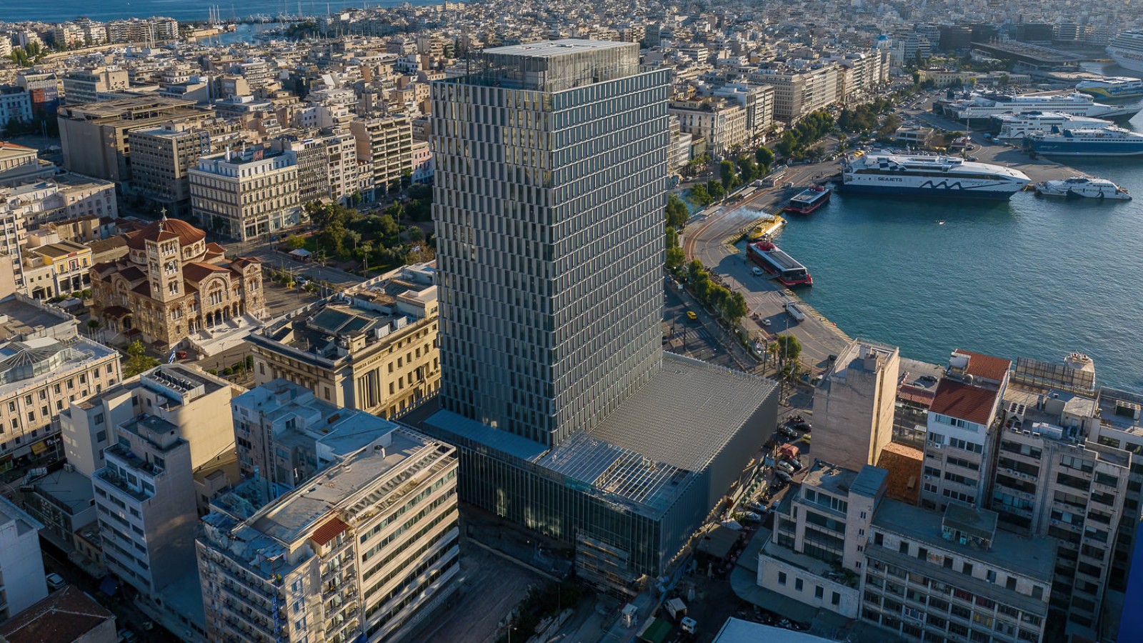 En ny fasade for den gamle kjempen (© George Fakaros).